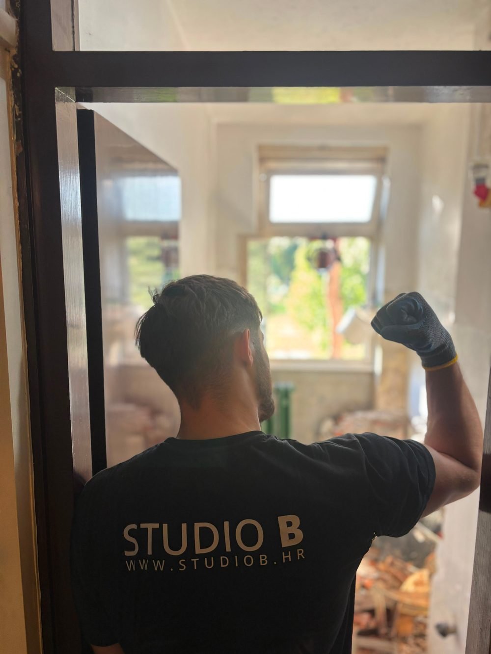 Bruno Fegeš, osnivač Studio B, na gradilištu tijekom renovacije kupaonice