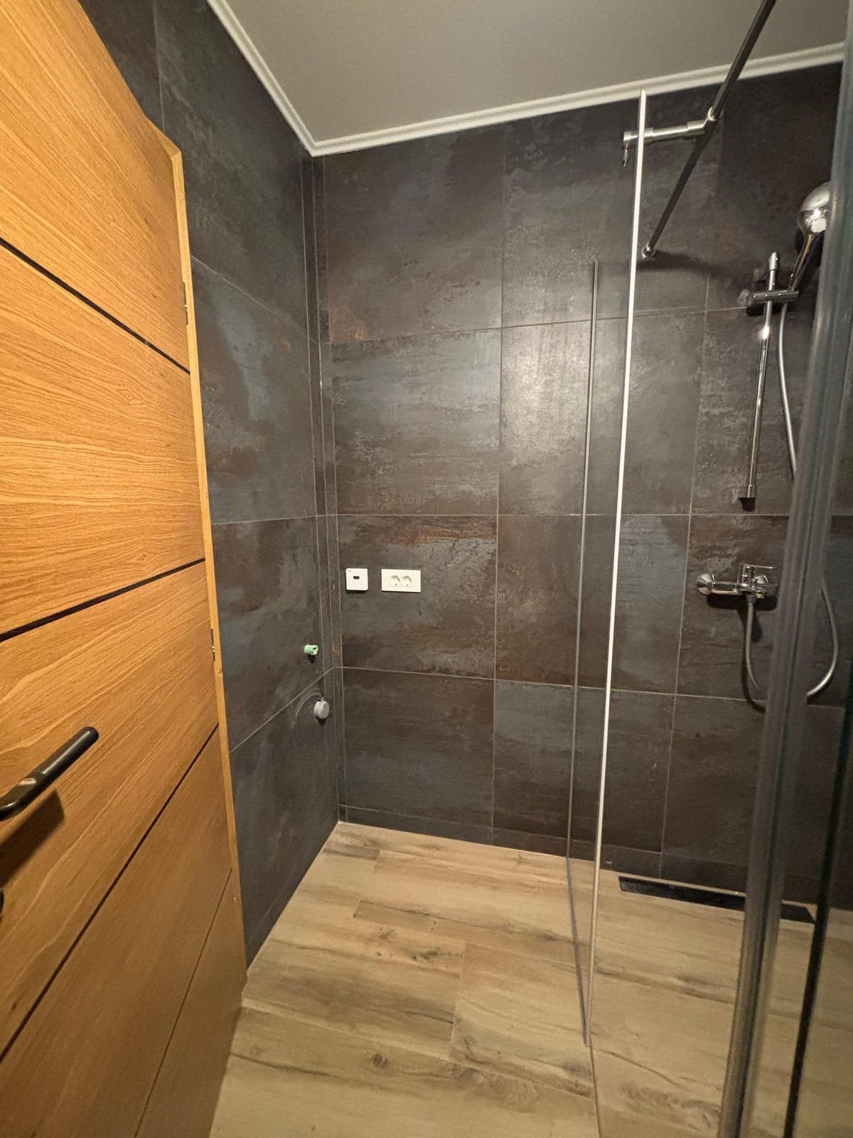 Manja kupaonica — pločice, walk-in tuš i sanitarije